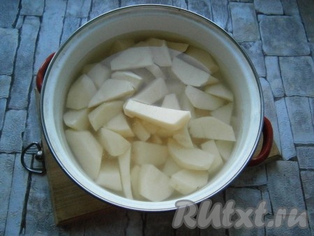 Картофель очистить, нарезать кусочками, залить водой и поставить на огонь. Довести до кипения, воду посолить, варить картошку до готовности (25-30 минут) на небольшом огне.
