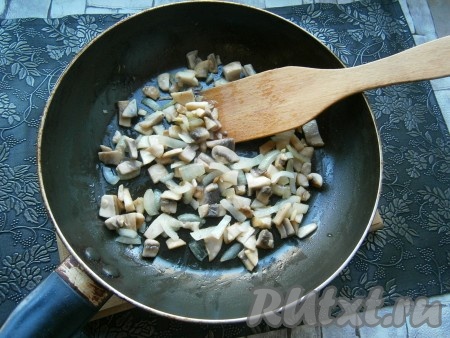 Добавить к грибам очищенный и нарезанный средними кусочками репчатый лук, посолить и поперчить, обжаривать, помешивая, около 5-7 минут, затем остудить. 
