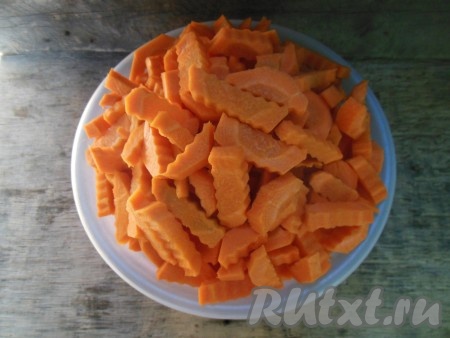 Нарежьте морковь брусочками или колечками (для нарезки удобно использовать фигурную насадку или нож).
