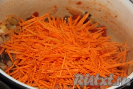 Морковь натереть на тёрке для моркови по-корейски и выложить в кастрюлю с овощами и грибами. 