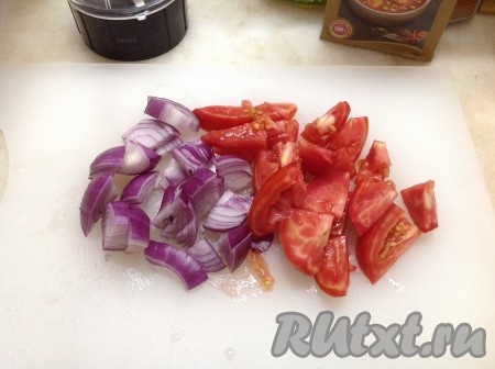 Пока маринуется баранина, нарезаем помидоры и лук. Измельчаем их при помощи блендера.