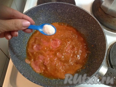 Солим и добавляем немного томатной пасты. Снова перемешиваем получившийся соус.