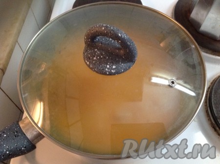 Накрываем сковородку крышкой и оставляем баранину тушиться 30 минут на небольшом огне. Периодически помешиваем, если влага испарится, можно немного добавить воды в процессе тушения.