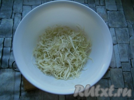 Тонко нарезать белокочанную капусту, немного посолить и хорошо помять руками. Пекинскую капусту просто тонко нарезать.