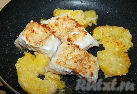 Затем к апельсинам добавить обжаренные кусочки филе рыбы. Обжаривать вместе 5 минут.