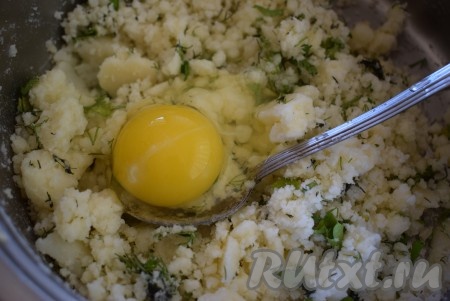 Затем добавить сырое яйцо и тщательно перемешать получившееся тесто.
