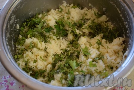 К пюре добавить мелко нарезанную зелень (например, петрушку, укроп, зелёный лук), перемешать.
