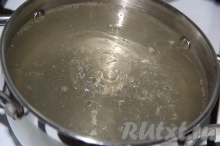 Для приготовления сиропа влить в кастрюлю воду, всыпать сахар и поставить на огонь, довести до кипения.
