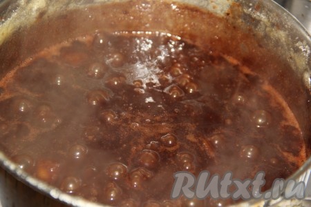 Варить варенье из слив с какао 10 минут на маленьком огне, иногда помешивая.
