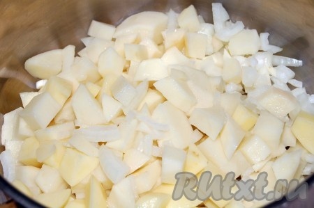 Картофель и лук положить в кастрюлю, залить холодной водой и поставить вариться.