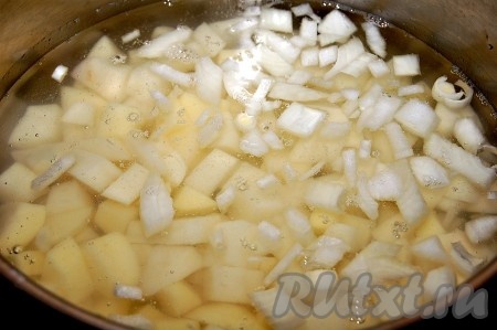 Картофель и лук положить в кастрюлю, залить холодной водой и поставить вариться.
