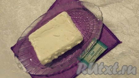 После этого следует обсушить сыр при комнатной температуре. Максимальные вкусовые качества сыра достигаются через 48-72 часа после приготовления. Готовый сыр хранить в холодильнике 1-2 недели.
