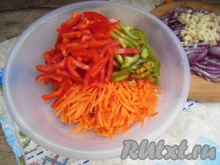 Морковь натрите на терке для моркови по-корейски. Болгарский перец очистите от семян, нарежьте соломкой.

