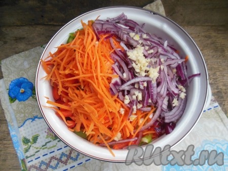 В глубокой миске (или кастрюле) соедините капусту, морковь, болгарский перец, лук и чеснок. 