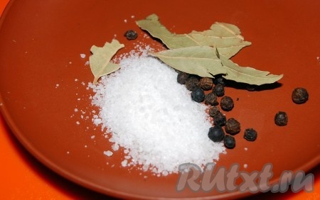 Приготовить специи - соль, перец и лавровый лист.