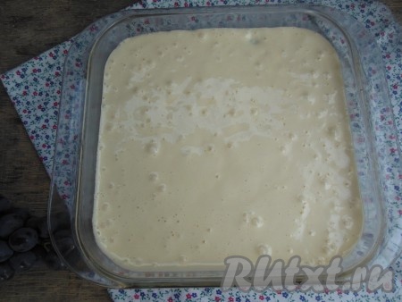 В форму для выпечки (размер моей формы 20х20 см), смазанную сливочным маслом или застеленную бумагой для выпечки, вылейте тесто.