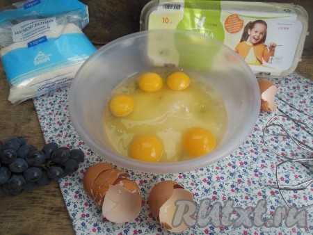 Миксером взбейте яйца с сахаром в течение 3-5 минут. 
