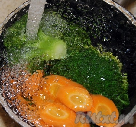 После кипения варить 1 минуту и затем сразу поставить под струю холодной воды, чтобы сохранить яркий цвет овощей.