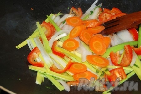 Затем добавить морковь. Обжаривать 2 минуты.