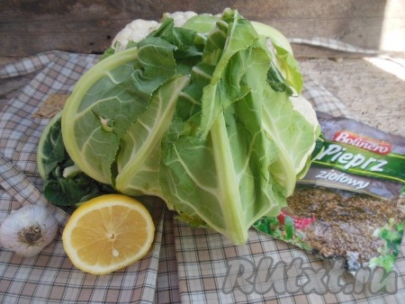 Подготовьте продукты, для того чтобы приготовить цветную капусту, запеченную целиком в духовке 
