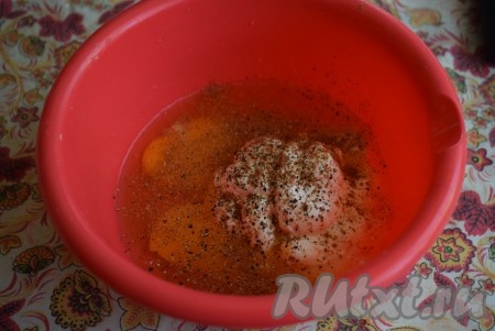 Подготовим заливку для нашей картофельно-мясной запеканки, для этого в миске смешаем яйца, сметану и воду, добавим соль, чёрный молотый перец.

