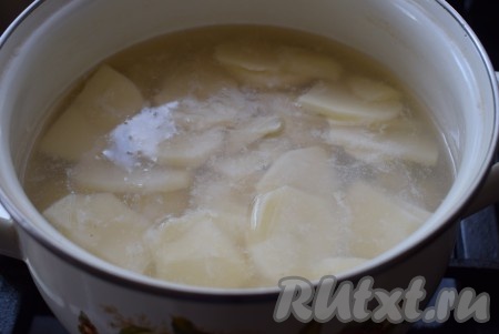 В кастрюле вскипятим воду, опустим нарезанный картофель в кипяток. Когда картофель закипит, подсолим его по вкусу.
