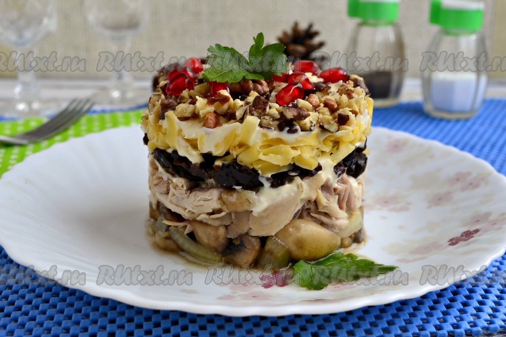 Салат с курицей, черносливом и грецкими орехами. Пошаговый рецепт с фото