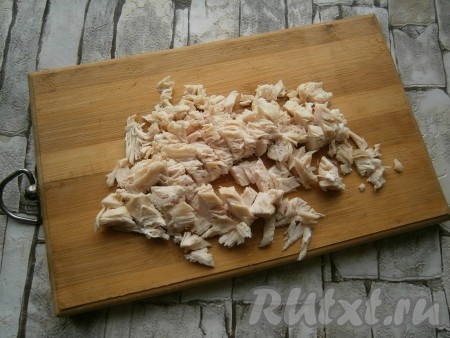 Отваренное в подсоленной воде (в течение 40-45 минут) куриное филе остудить и нарезать на кусочки.

