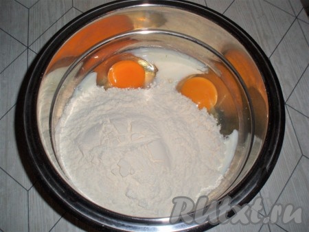 В миске соединить яйца, молоко, соль, сахар и 2 столовые ложки воды. Добавить муку. Хорошо взбить тесто венчиком. 
