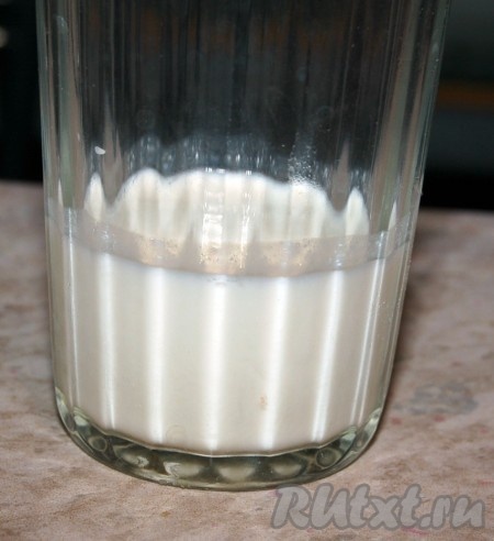 В стакан налить молоко, добавить лимонный сок и ваниль. Получится лимонное молоко.