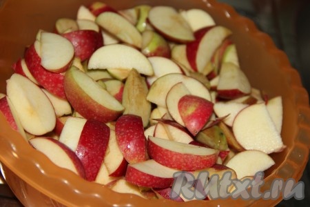 Яблоки вымыть, нарезать крупными дольками и удалить семечки. Чистить яблоки не надо!