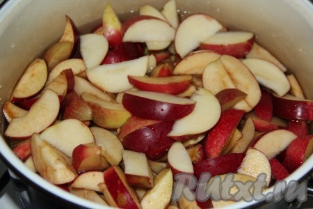 Выложить 1 килограмм очищенных яблок в кастрюлю и залить холодной водой так, чтобы яблочки полностью покрылись водой, но не начали всплывать!