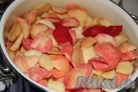 Яблоки вымыть, очистить от кожуры и семечек. 2,5 килограмма подготовленных яблок нарезать на небольшие дольки, выложить в кастрюлю и влить воду. 