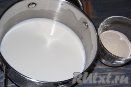 Соединить молоко и воду. В холодную молочную смесь всыпать сахар, соль, манку, перемешать и поставить на огонь. Довести кашу до кипения при постоянном помешивании, убавить огонь.