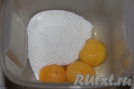 Кашу слегка остудить. В удобной посуде для взбивания соединить желтки, сахар и ванильный сахар.
