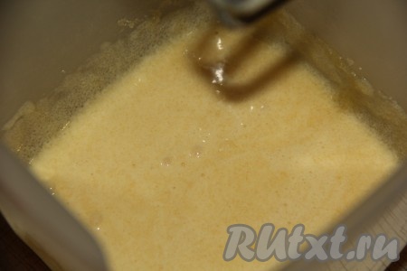 Взбить желтки с сахаром с помощью миксера в течение 5 минут.
