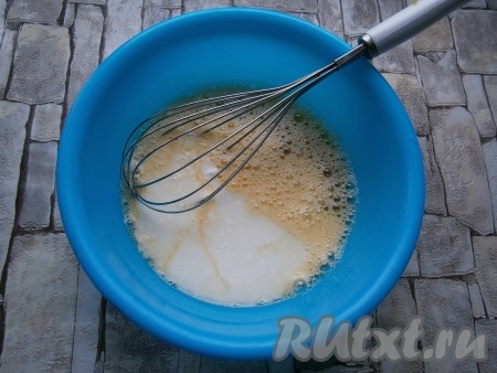 Яйца с сахаром и солью взбить венчиком до пены, затем влить чуть тёплый кефир.
