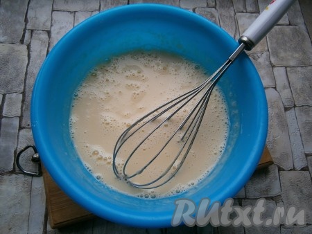Оставить тесто на 20 минут, прикрыв крышкой (или плёнкой). Далее влить в тесто тонкой струйкой кипяток, интенсивно перемешивая его венчиком. Тесто станет более жидким.
