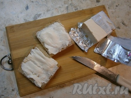 Ломти хлеба смазать сливочным плавленым сыром.