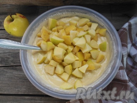 Яблоки нарежьте на небольшие кусочки, добавьте в тесто, перемешайте.
