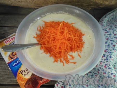 Добавьте в тесто натертую морковь и перемешайте ложкой.
