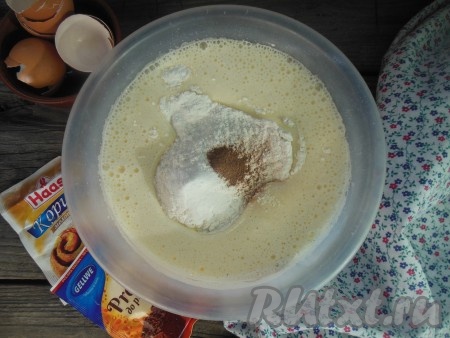 Добавьте к яично-сахарной массе просеянную муку вместе с разрыхлителем и щепотку корицы.
