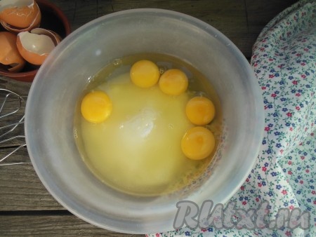 Яйца взбейте с сахаром в течение 3-4 минут при помощи миксера.
