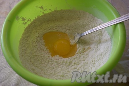 К муке с разрыхлителем добавляем яйцо и растительное масло.
