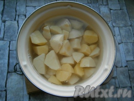 Картофель очистить, нарезать кусочками, залить водой.
