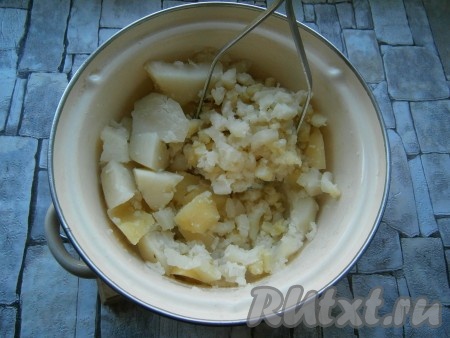 Довести до кипения, воду посолить. Варить картофель до готовности (около 30-35 минут), после чего воду слить, картошку размять толкушкой.
