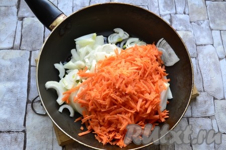 В сковороду с растительным маслом выложить очищенный лук, нарезанный полукольцами, и очищенную морковь, натертую на крупной терке.
