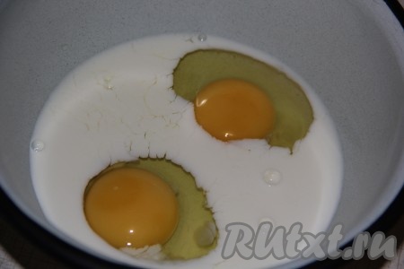 В глубокой миске соединить яйца и молоко.

