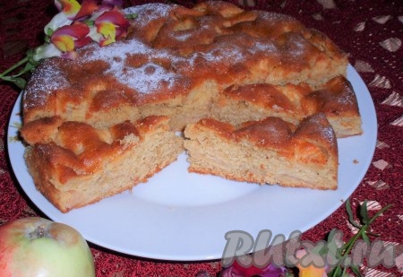 Полностью остывший ароматный яблочный пирог с корицей нарезать на порции. По желанию, готовую выпечку можно посыпать сахарной пудрой.