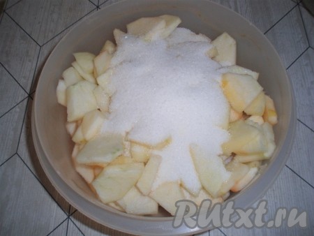 Яблоки очистить от кожицы, нарезать ломтиками, засыпать 100 граммами сахара, перемешать и отставить в сторону.
